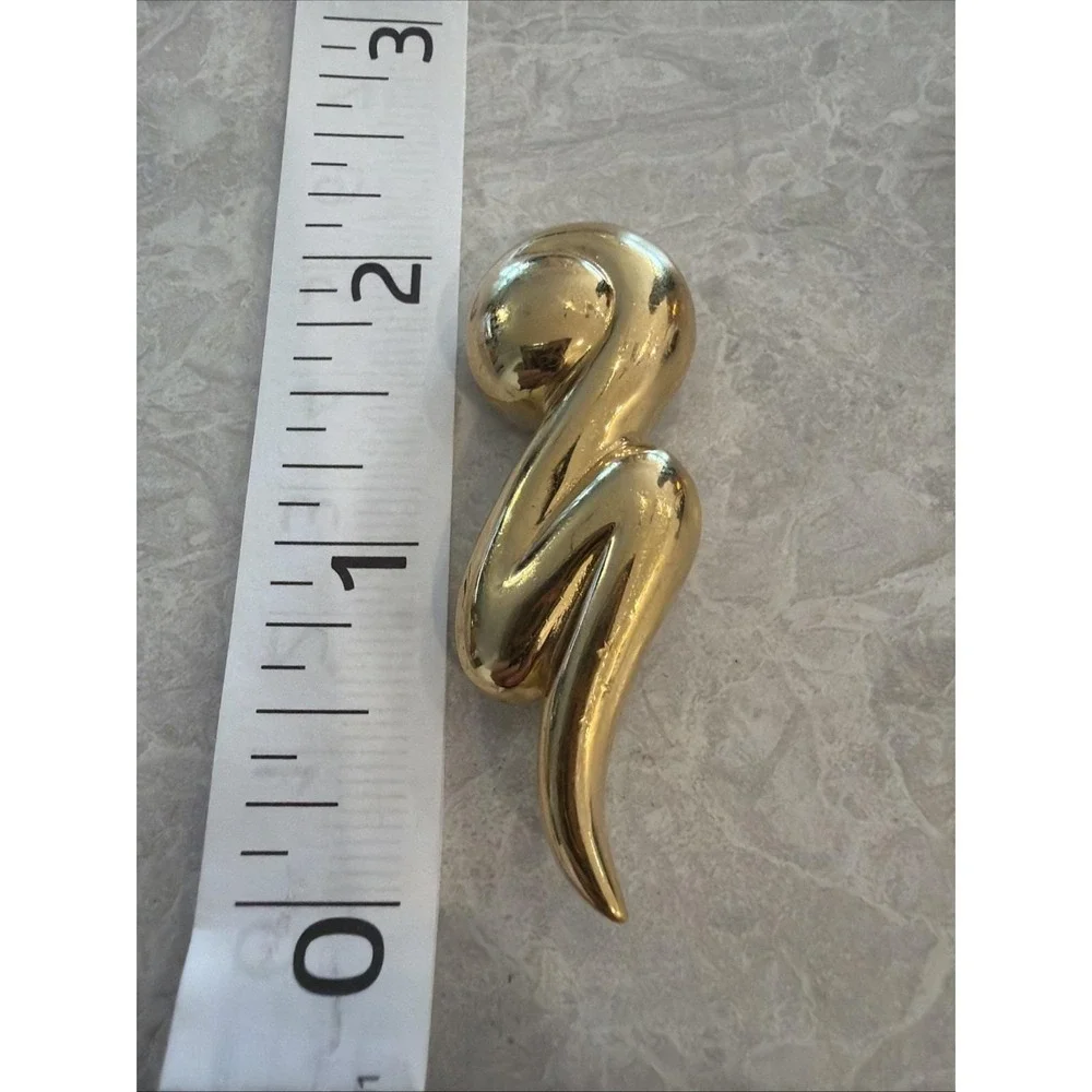 1980S Gold Tone Vintage Brooch with an abstract modernist swirl shape